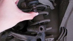 Audi A4 B5. Износившаяся шаровая опора рычага подвески.
