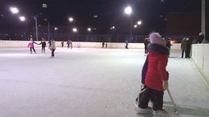 Дашка на коньках хочет сделать тройной тулуп.