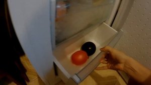 Что будет, если положить шарик с водой в морозильник