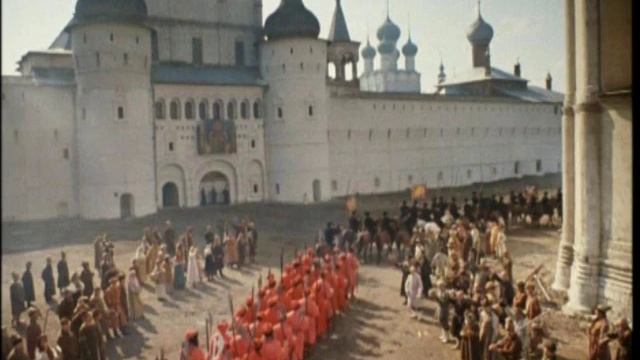 Маруся от счастья слёзы льёт.