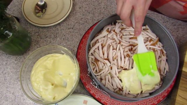 Салат "Мулен Руж" с копченой курицей и ананасом