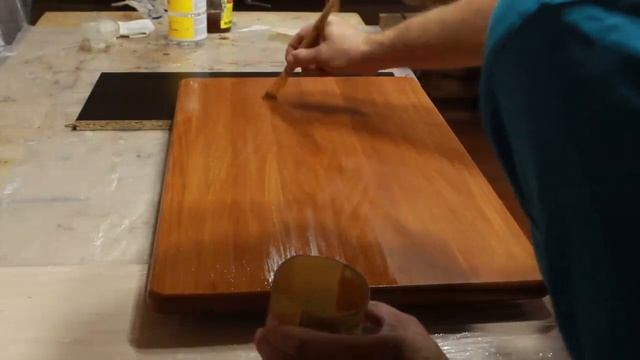 119. Нанесение лака на столешницу и выравнивание финишного слоя  Столик из бука для ноутбука 5 част смотреть онлайн