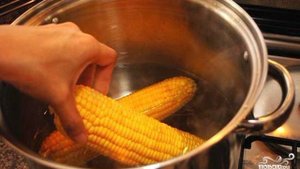 Вареная кукуруза в початках