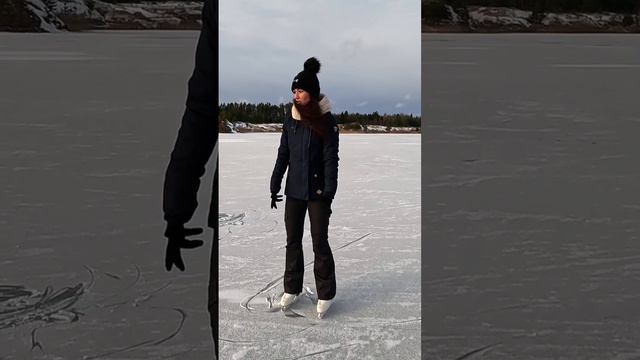 Семейная рыбалка на коньках #семейныйотдых #зимняярыбалка #коньки #эстония #puhkaeestis #familyfun смотреть онлайн