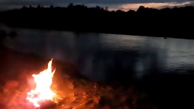Красотаааа!!!...Костер возле речки...;)