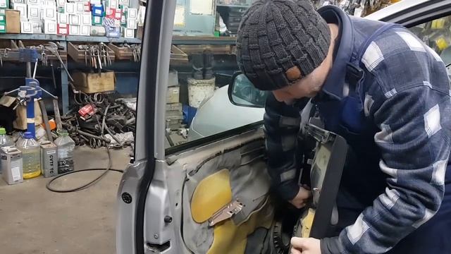 Toyota Spacio снятие обшивки двери. смотреть онлайн