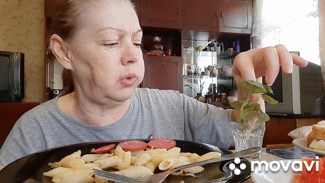 #Mukbang Tatyana eats #макароны #колбаса #помидорымаринованные #food #mukbang