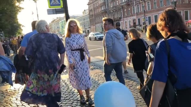 Как одеваются россиянки Выгуливаю красный аутфит, стрит стайл, Петербург атмосферный смотреть онлайн