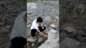 как сломать речной камень рукой