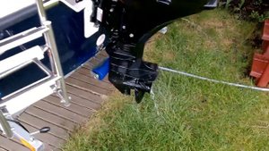 SUZUKI DF20 AES Pierwsze uruchomienie nowego silnika za pomocą szarpaka