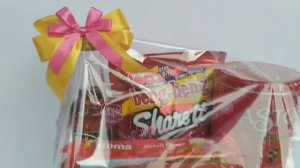 Вот как можно сделать отличную подарочную  из старых картонных коробок