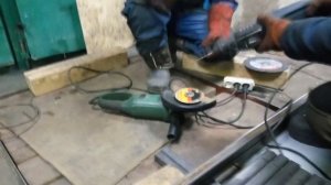 Как снять круг с болгарки, если сломалась кнопка.