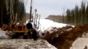 Укладка в траншею трубоукладчиками