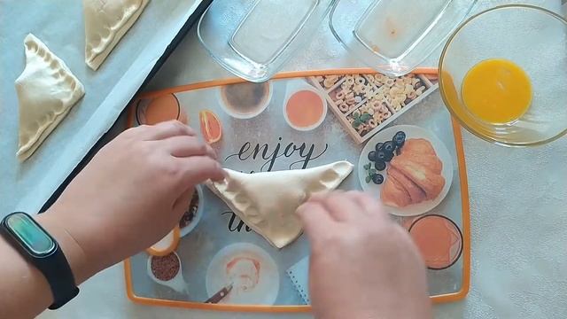 Слойки с сыром и помидорами. #кулинария #простовкусно #простойрецепт #завтрак смотреть онлайн