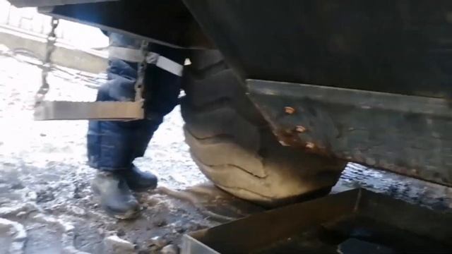 Фронтальный погрузчик SDLG956L Техническое обслуживание,волшебный съемник и как не залить все масло смотреть онлайн