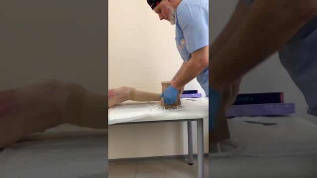 При трофических язвах лучше использовать специальный компрессионный трикотажПРОТИВОЯЗВЕННЫЙ КОМПЛЕК