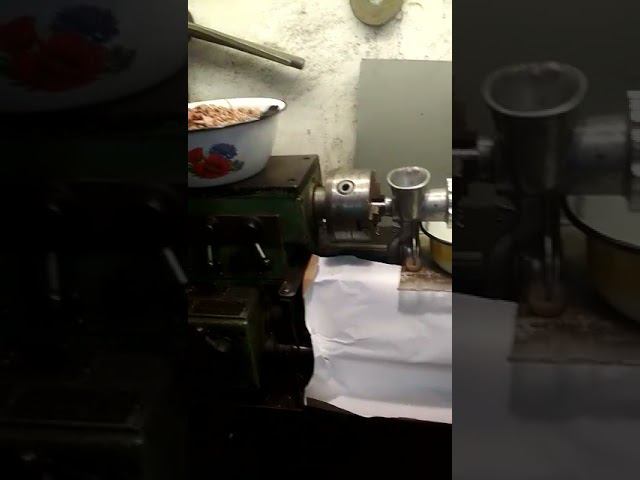 Токарный станок по металлу.Токарный станок и мясорубка. Электрическая мясорубка из токарного станка.