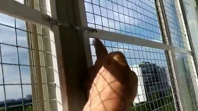 Крепление решетки Антикошка на раздвижных окнах балкона