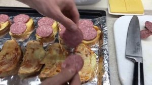 Горячие бутерброды в Духовке . Бутерброды с колбасой и сыром . Как сделать горячие бутерброды .