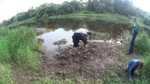 Добываем золото в реке.