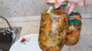 показываю готовые соленья,как и обещала:квашеная капуста со свеклой,зелёные помидоры с капустой