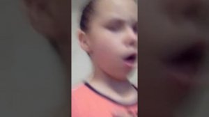 Слижу за сестрой (чуть не спалилась )