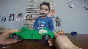 Разбираем машинку/Видео для детей про Ремонт машинки