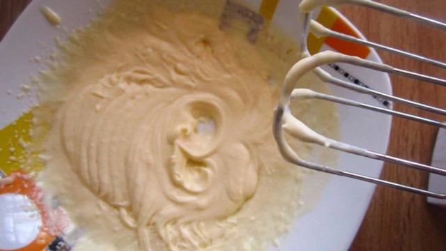 Торт из слоеного печенья с клубникой