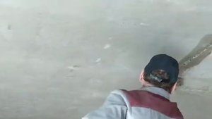 Как заделать швы стыков между плитами перекрытия на потолке и межпанельные щели – снято на видео