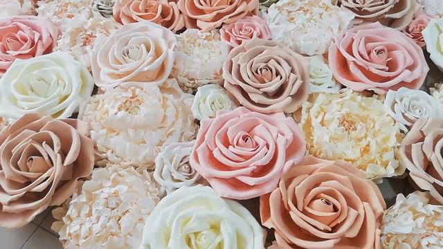 Фотозона "Тренд сезона" Pantone нового года 2019 Большие цветы смотреть онлайн