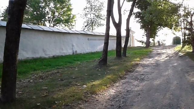 Спасо--Мирожский монастырь. Река Мирожа и сад.