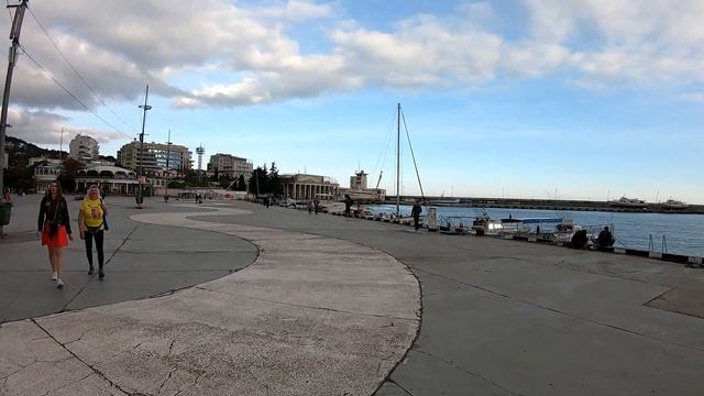 ЯЛТА в середине ОСЕНИ. ВОЛШЕБНАЯ погода в Крыму. Набережная Ялты. Приморский пляж