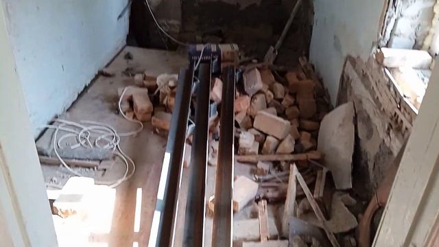 Треснул 🏡 дом. Отошла пристройка. Стойки. смотреть онлайн