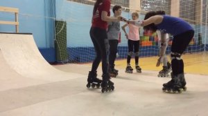 Как кататься в рампе? Первые шаги на роликах Школа Роллер Омск в скейтпарке СПОТ