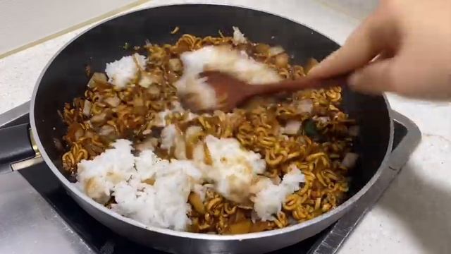 ENG|vlog 비 오는 날 부침개 만들어먹고 ? 냉장고 털어 밥 해먹는 자취생브이로그 (오징어부추전 등뼈김치찜 짜파게티볶음밥 샐러드빵 우렁강된장 )