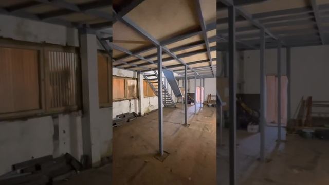 Построили антресольный этаж для склада. Площадь этажа 70м2.