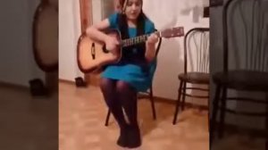 ЧЕЧЕНКА ПОЕТ И ИГРАЕТ НА ГИТАРЕ