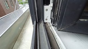 На алюминиевом окне отвалилась нижняя петля... Надо думать что делать #секретыоконщика