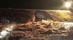 В городе Орске Оренбургской области прорвало дамбу, идет эвакуация жителей