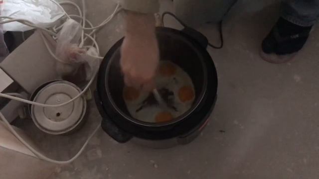 Выживаю в новостройке. Как Жарить яйца в мультиварке Мирта МС 2250 смотреть онлайн