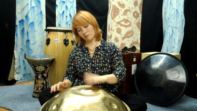 Girl playing the Golden handpan смотреть онлайн