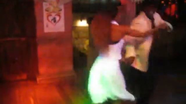 Descargando. POr Rafael De Armas y Anailys Yera смотреть онлайн