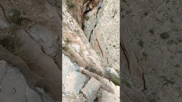 le passage dangereux au maroc entre les montagnes d'Atlas