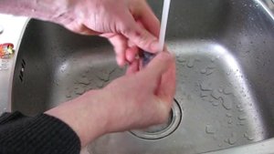 Как почистить головку электробритвы