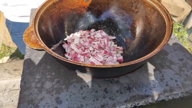 Яичница с овощами на природе. В казане на костре.