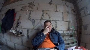 РЕМОНТ СТАРОГО ДОМА. ЗАЛИВКА ЧЕРНОВОГО БЕТОННОГО ПОЛА ПО ГРУНТУ. ЗАЛИВКА КРЫЛЬЦА.