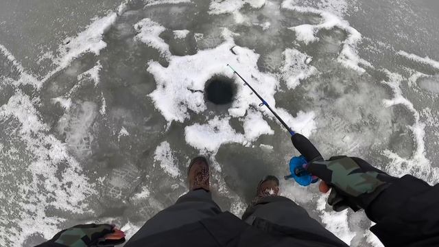 Как круто щука ловится на виб! Рыбачим на щуку со льда!