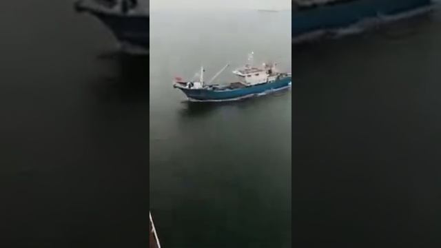 Ship collision.Столкновение судов. Моряки на судне