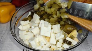 Простейший САЛАТ за считанные минуты. Салат с ПЛАВЛЕНЫМ СЫРОМ ,яйцом и маринованными огурцами.