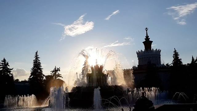 ВДНХ. Фонтан «Каменный цветок» с облачком-котиком в небе смотреть онлайн